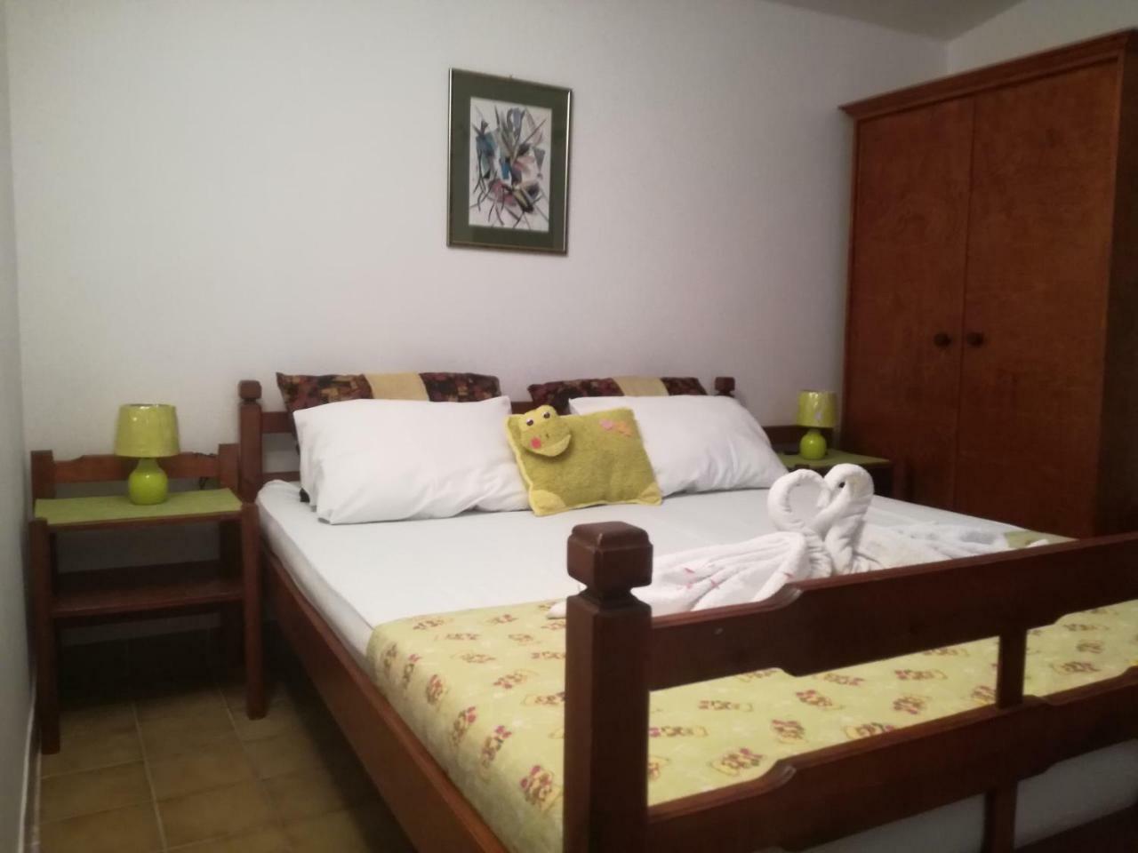 Miron Apart&Rooms Rafailovici Exterior photo